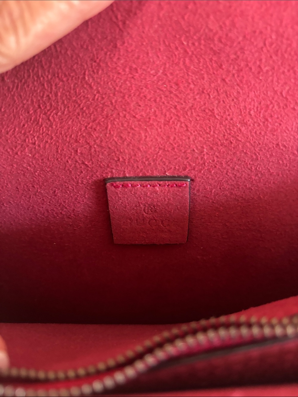 Gucci Beige GG Supreme Shoulder Bag with Red Accent and Silver Chain - Picture 3 of 3